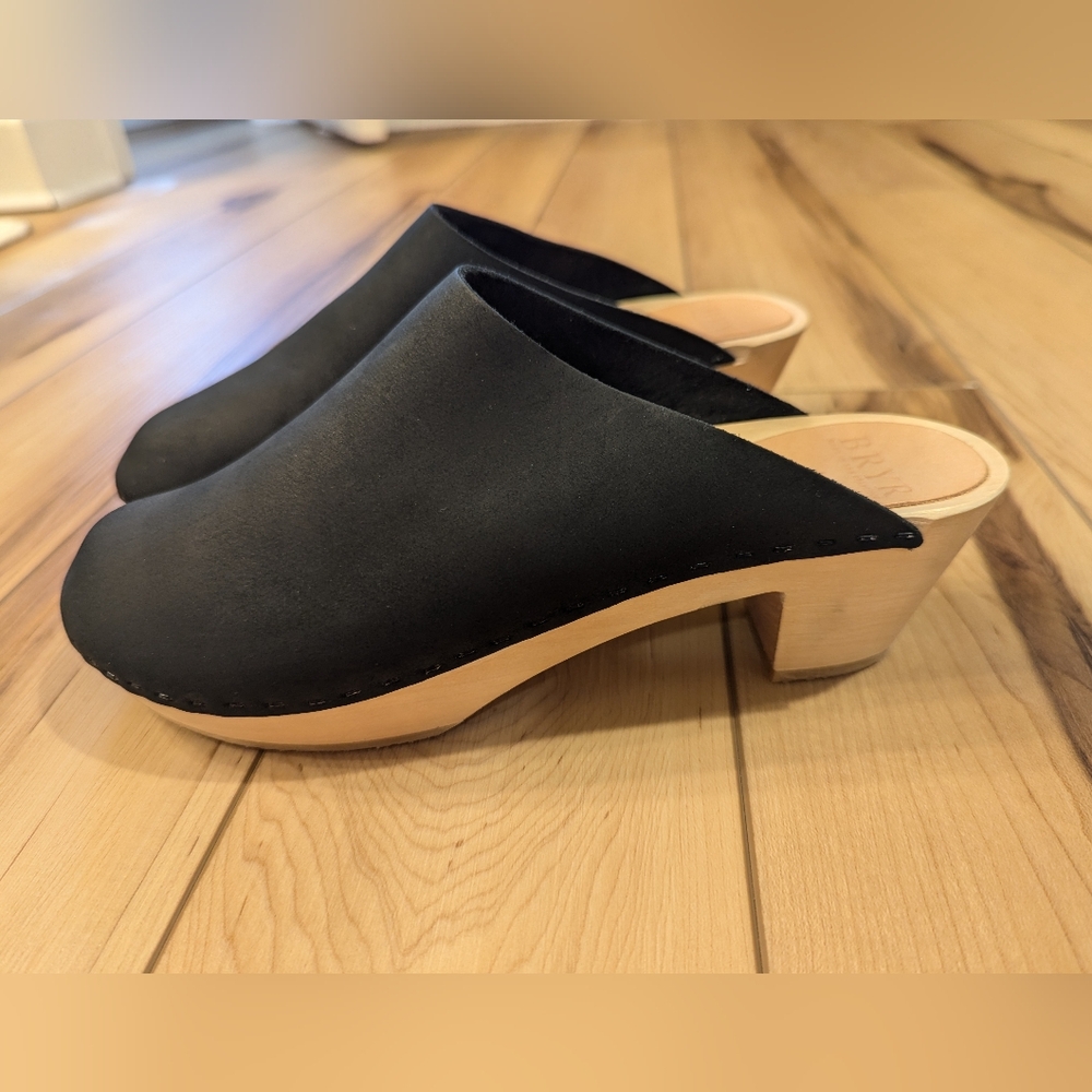 Bryr Clementine Clog - mid heel in coal nubuck